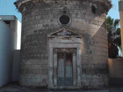 Il prospetto presenta una tipica muratura in tufo e mostra pochi ma essenziali elementi: il portale, semplice ed elegante, � delimitato da due colonne tuscaniche, un ordine proprio dell�architettura romana e successivamente rinascimentale